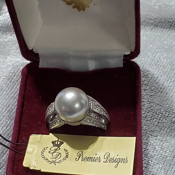 Ring - Picture 3 of 4